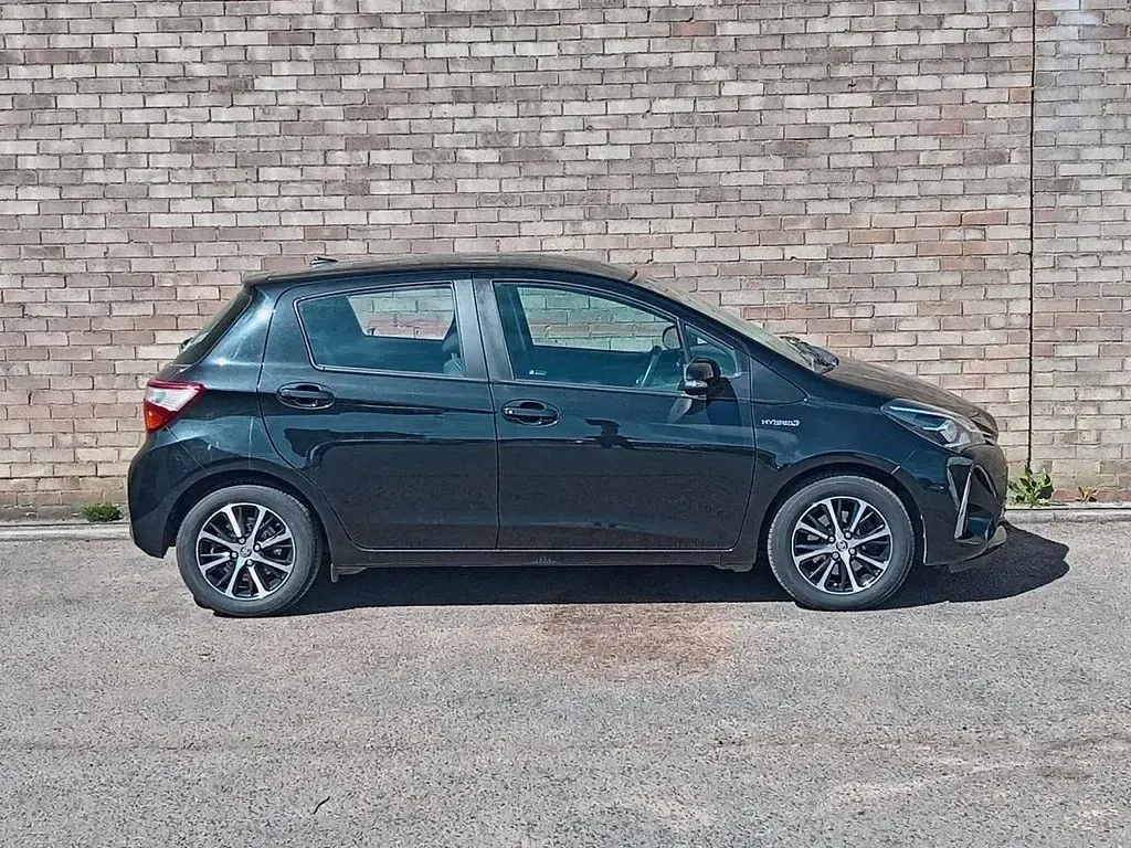 Used Toyota Yaris Hybrid 100 HP (73 kW) 2019 Black Hatchback