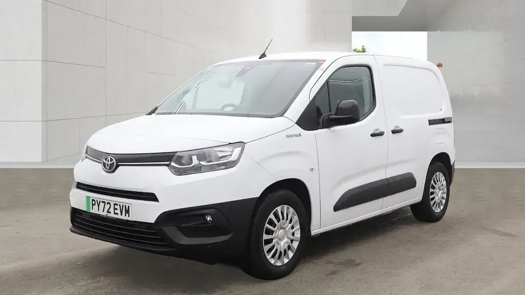 Used Toyota Proace 50 kW (68 HP) 2022 White MPV