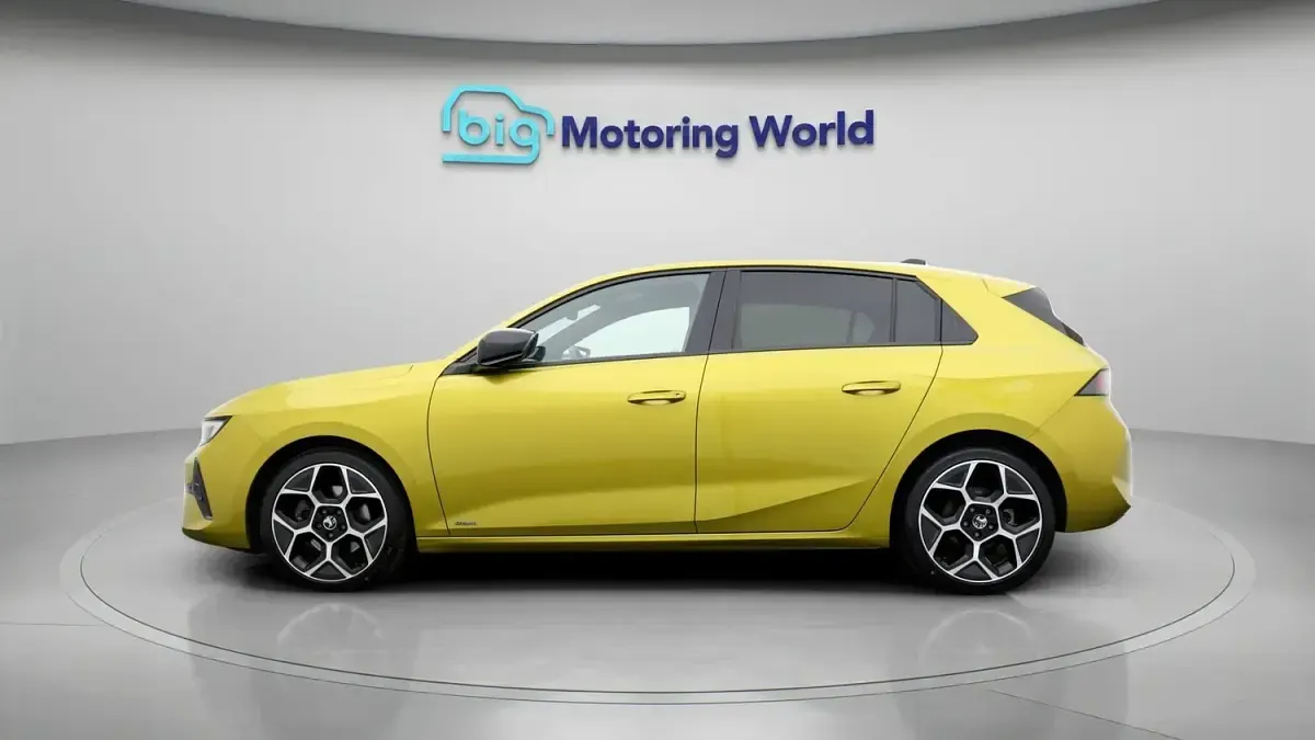 Used Vauxhall Astra Ultimate 130 HP (95 kW) 2023 Yellow/black Hatchback