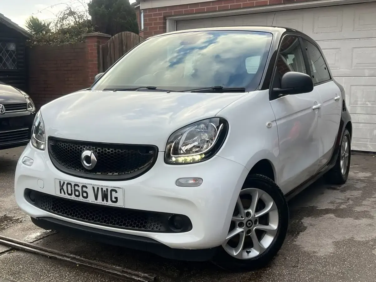 Used Smart ForFour Passion 71 HP (52 kW) 2017 White Hatchback