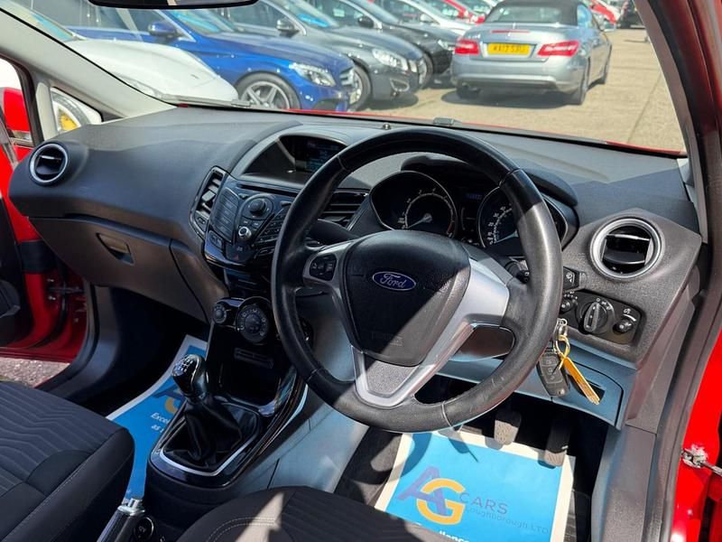 Used Ford Fiesta Zetec 82 HP (60 kW) 2013 Red Hatchback