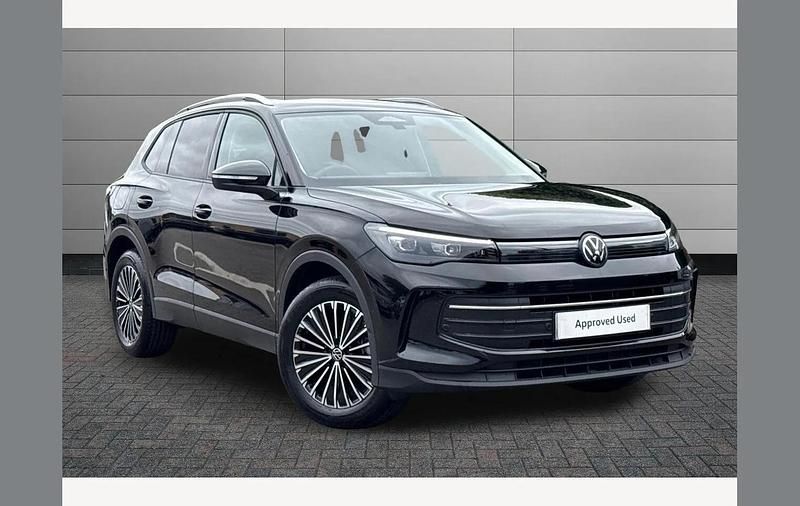 Black New 2025 VW Tiguan Match SUV | £35,395 (Fair price) - Image 1/3