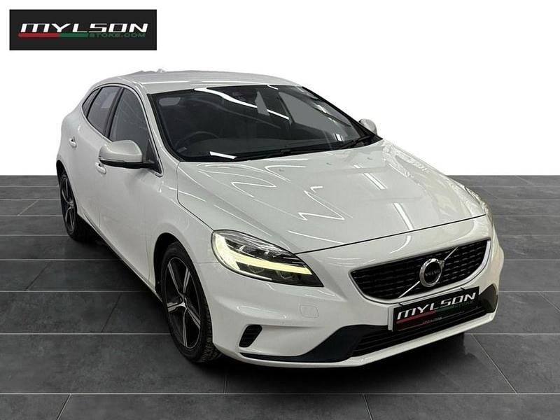 Used Volvo V40 R-Design 122 HP (89 kW) 2017 White Hatchback