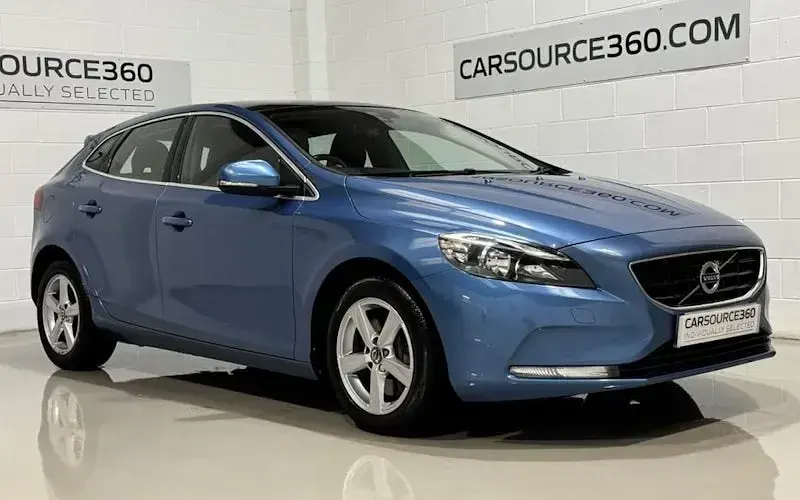 Used Volvo V40 SE 152 HP (111 kW) 2015 Blue Hatchback