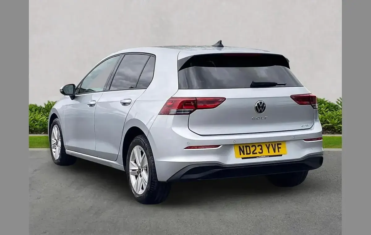 Begagnad VW Golf VIII Life 150 HK (110 kW) 2023 Silver Halvkombi