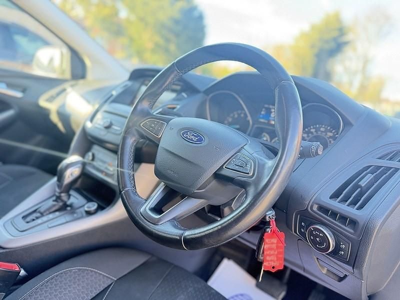 Begagnad Ford Focus Zetec 125 HK (91 kW) 2016 Silver Halvkombi