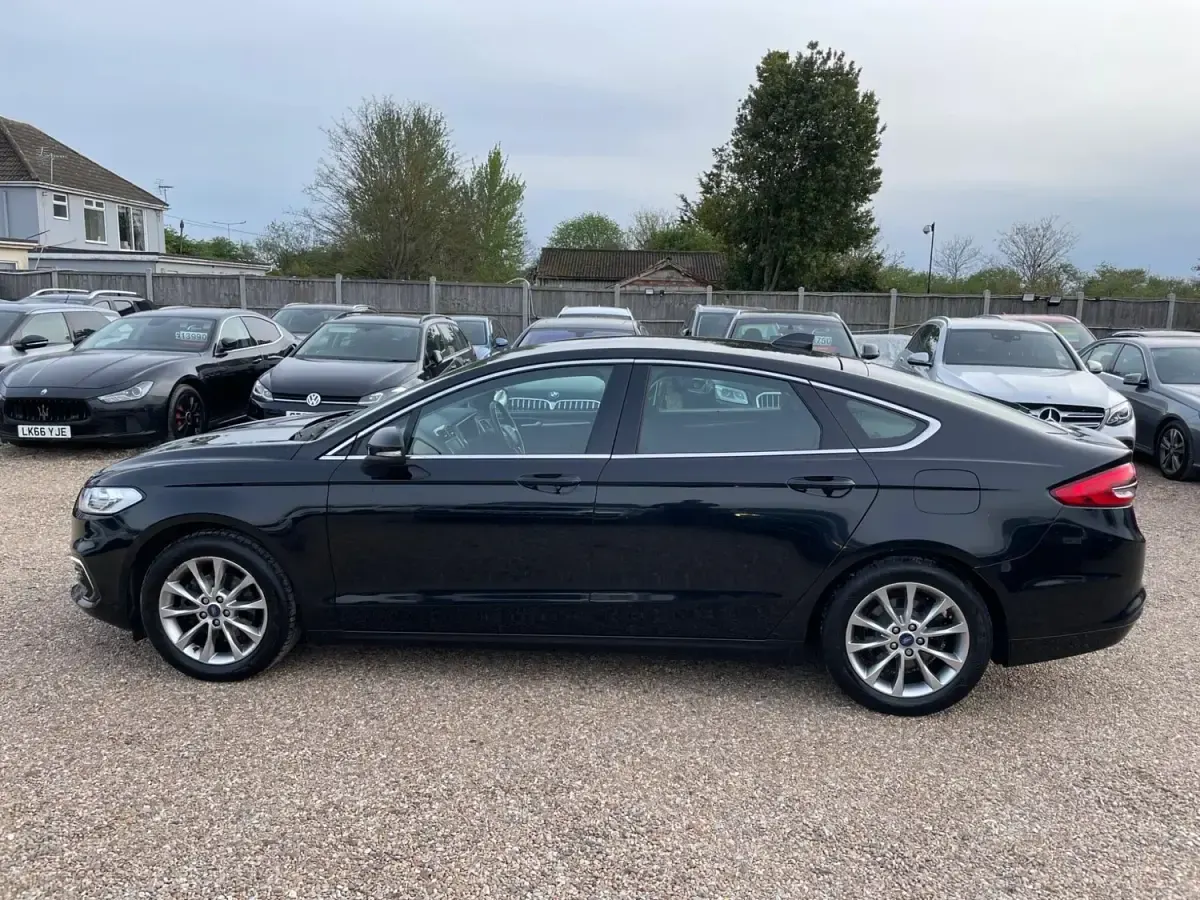 Usado Ford Mondeo Zetec 150 HP (110 kW) 2021 Preto Citadino