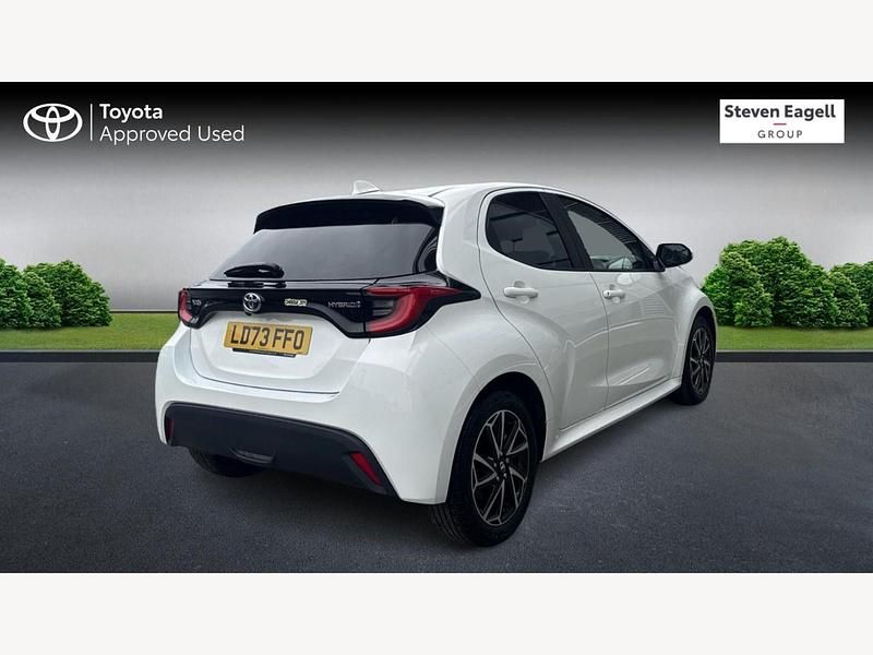 Used Toyota Yaris Hybrid Design 116 HP (85 kW) 2023 White Hatchback
