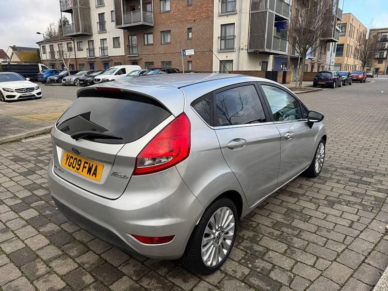 Used Ford Fiesta Titanium 94 HP (69 kW) 2009 Silver Hatchback