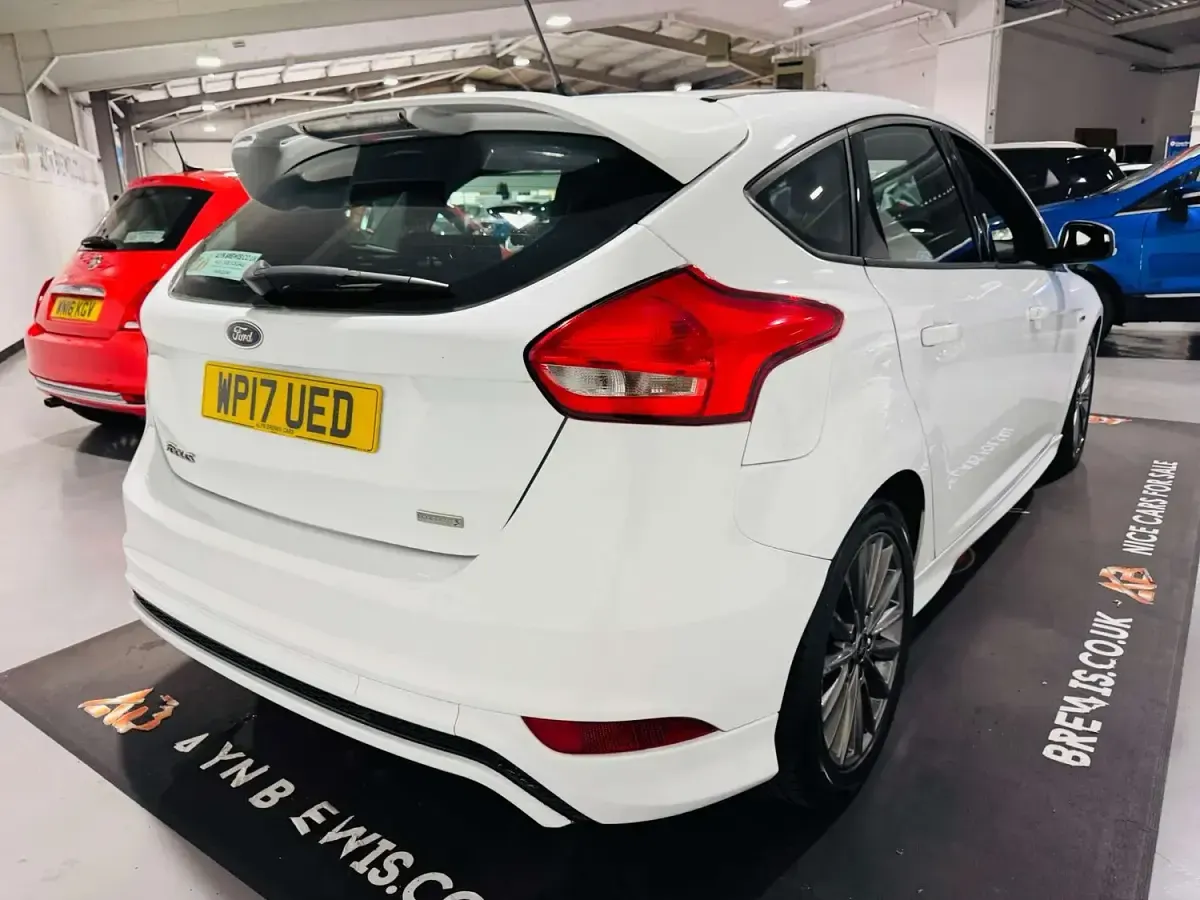 Used Ford Focus ST-Line 125 HP (91 kW) 2017 White Hatchback