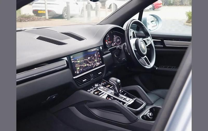 Used Porsche Cayenne 335 HP (246 kW) 2023 Dolomite silver metallic SUV