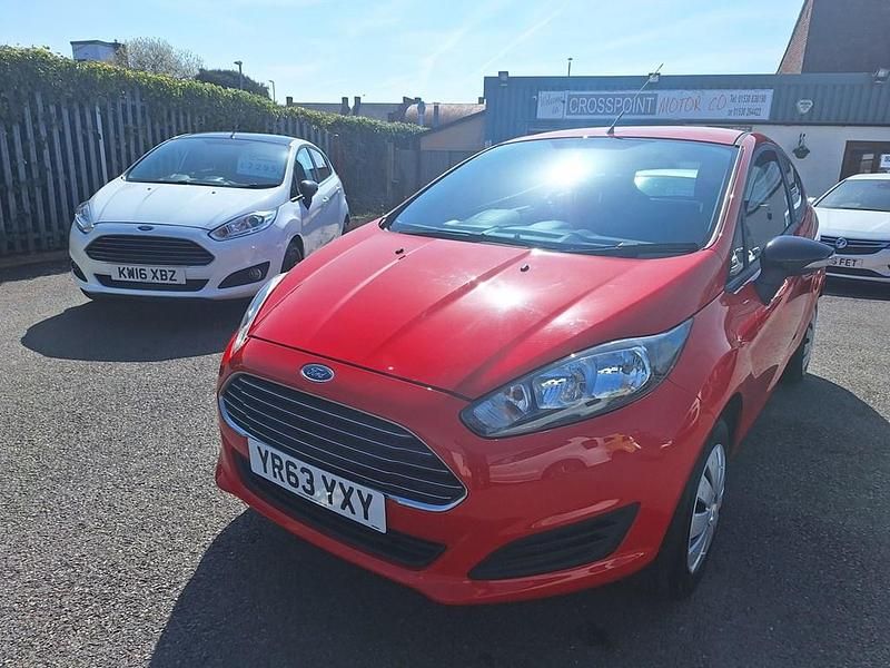 Used Ford Fiesta Studio 82 HP (60 kW) 2014 Red Hatchback