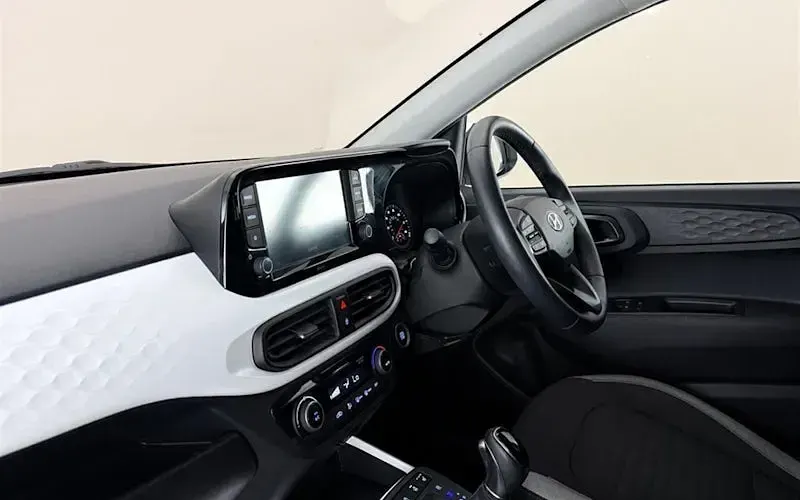 Used Hyundai i10 Premium 67 HP (49 kW) 2023 White Hatchback