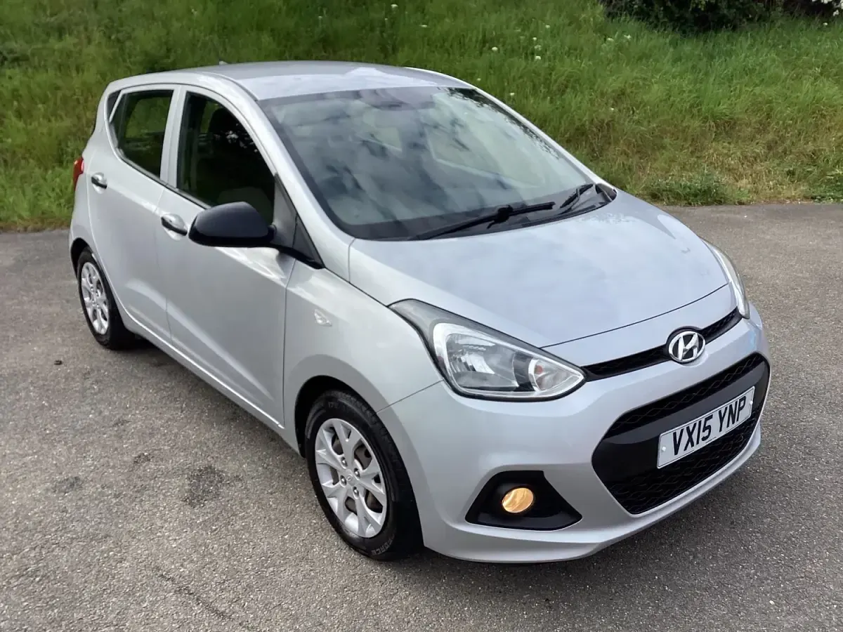 Usado Hyundai i10 67 HP (49 kW) 2015 Prateado Citadino