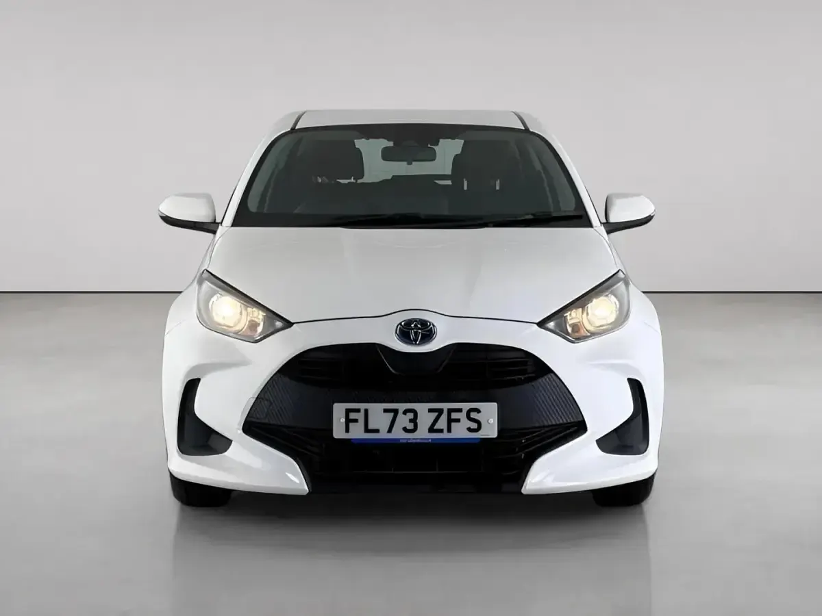 Used Toyota Yaris 91 HP (66 kW) 2023 White Hatchback