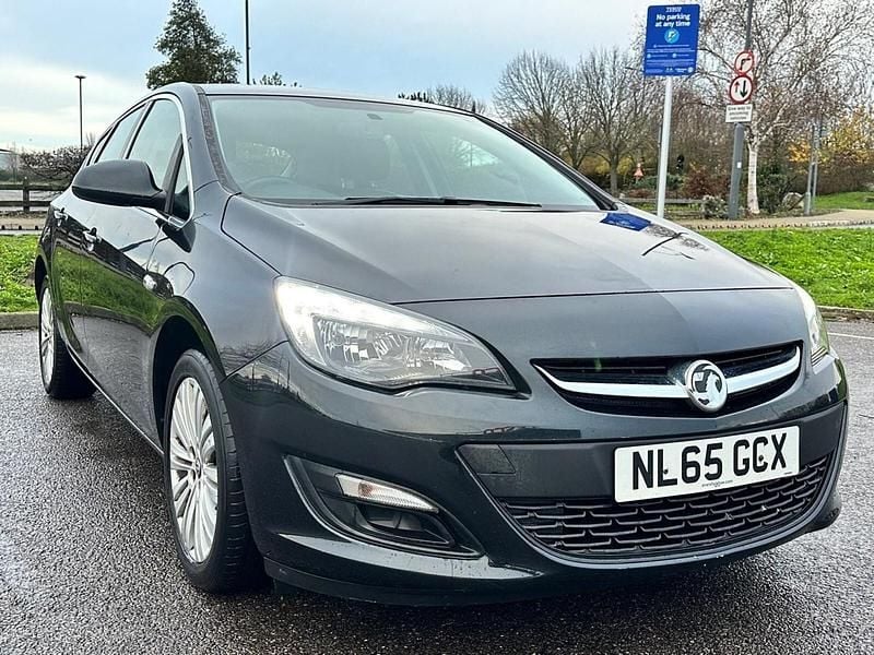Black Used 2015 Vauxhall Astra Excite Hatchback | £3,995 (Good price) - Image 1/4