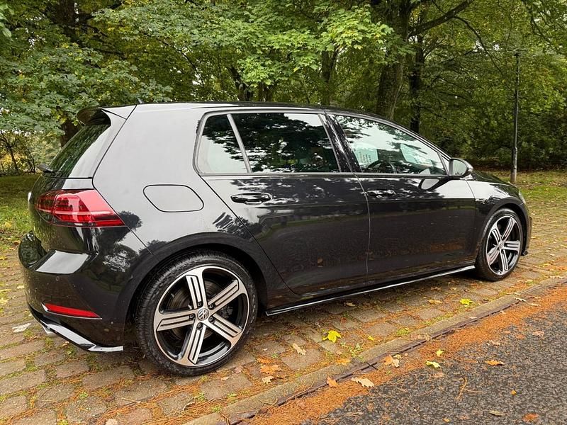 Begagnad VW Golf VII R 300 HK (220 kW) 2020 Svart Halvkombi