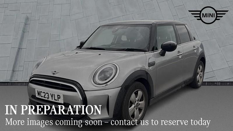 Usado Mini Cooper Classic 134 HP (98 kW) 2023 Prateado Citadino