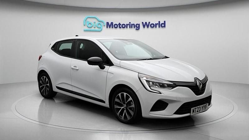 Begagnad Renault Clio V Evolution 145 HK (106 kW) 2023 Vit Halvkombi