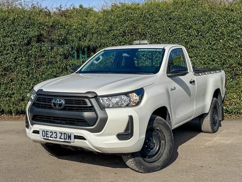 Used Toyota HiLux Active 150 HP (110 kW) 2023 White Pickup