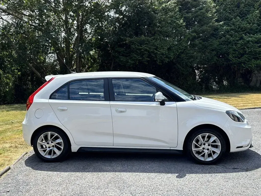 Used MG MG3 106 HP (77 kW) 2017 White Hatchback