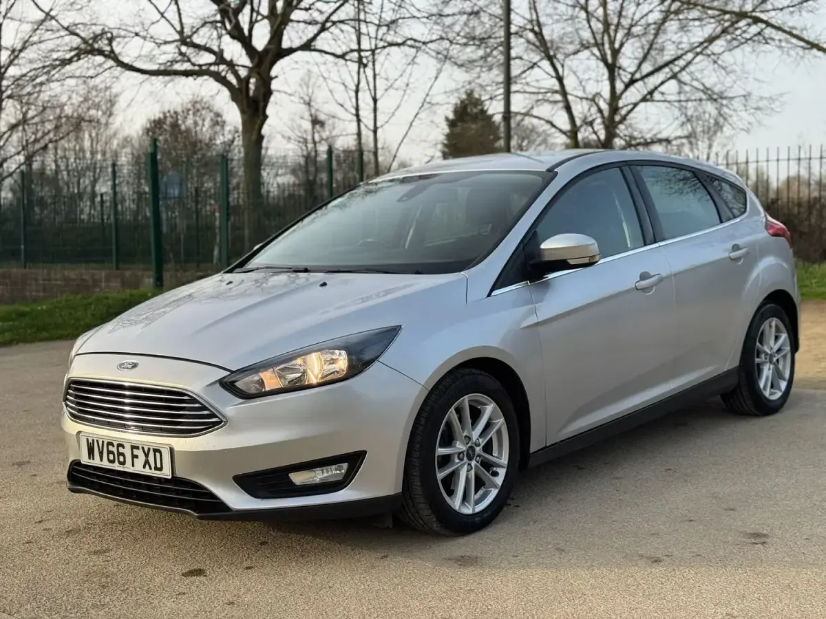 Gebraucht Ford Focus Zetec 120 PS (88 kW) 2016 Silber Kleinwagen