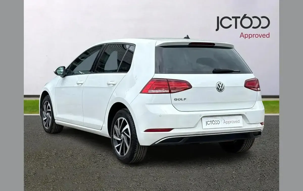 Used VW Golf VIII Edition 113 HP (83 kW) 2020 White Hatchback