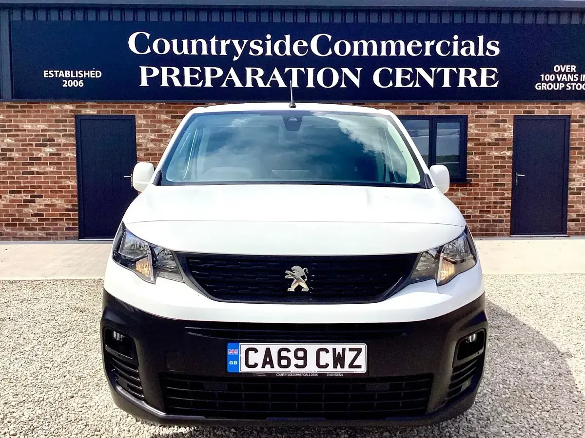Used Peugeot Partner 100 HP (73 kW) 2020 White MPV
