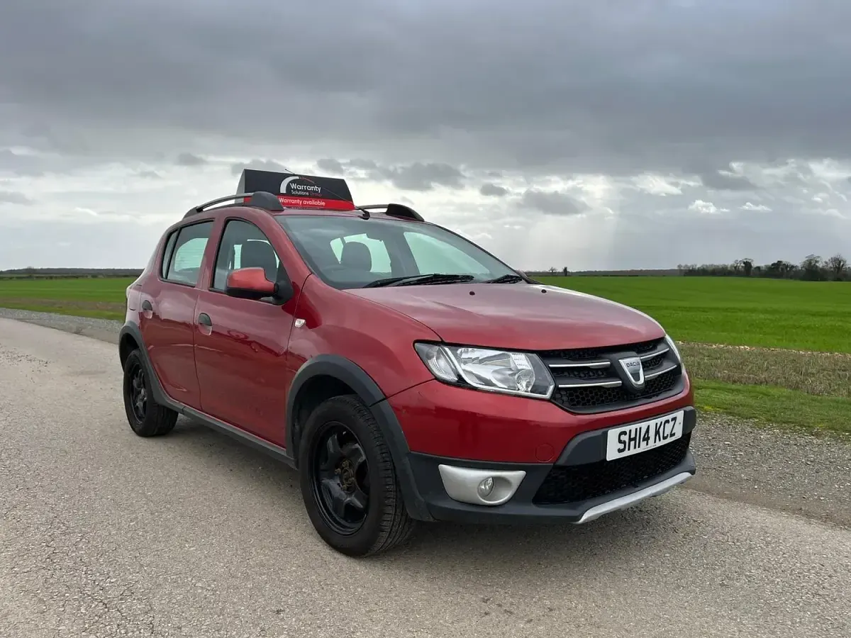 Used Dacia Sandero Lauréate 88 HP (64 kW) 2014 Red Hatchback