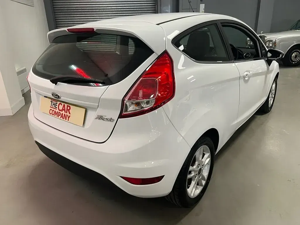 Used Ford Fiesta Zetec 80 HP (58 kW) 2016 White Hatchback