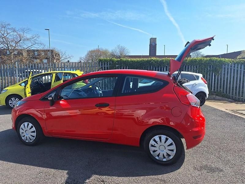 Used Ford Fiesta Studio 82 HP (60 kW) 2014 Red Hatchback