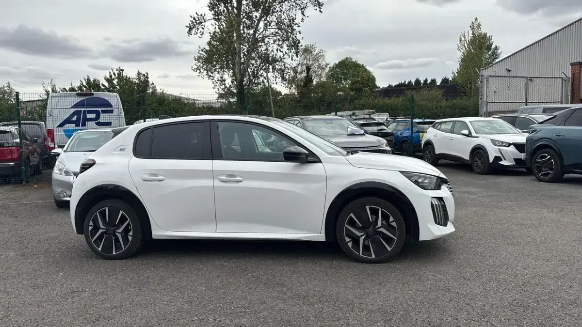 Used Peugeot e-208 GT 113 kW (154 HP) 2025 White Hatchback