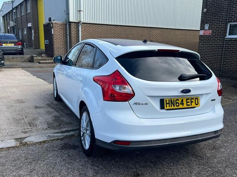 Used Ford Focus Zetec 125 HP (91 kW) 2014 White Hatchback