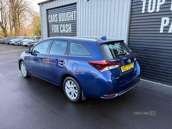 Used Toyota Auris 116 HP (85 kW) 2016 Blue Estate