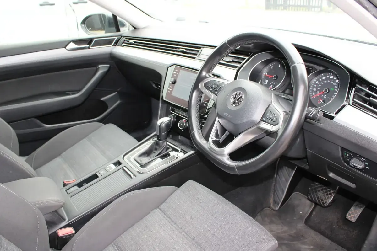 Used VW Passat SE 150 HP (110 kW) 2020 Black Estate