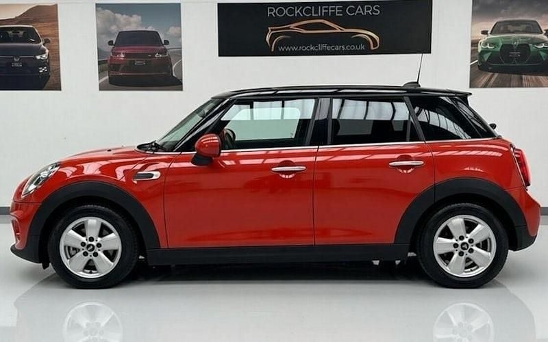 Begagnad Mini Cooper Classic 136 HK (100 kW) 2019 Orange Halvkombi