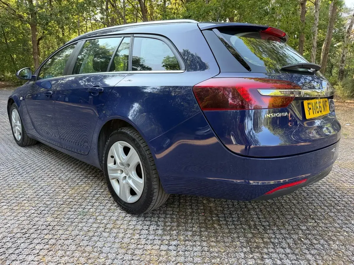 Used Vauxhall Insignia Design Edition 170 HP (125 kW) 2016 Blue Estate