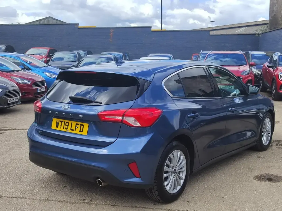 Begagnad Ford Focus Titanium 123 HK (90 kW) 2019 Blå Halvkombi
