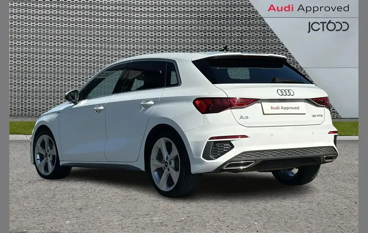 Begagnad Audi A3 S-Line 108 HK (79 kW) 2024 Vit Halvkombi