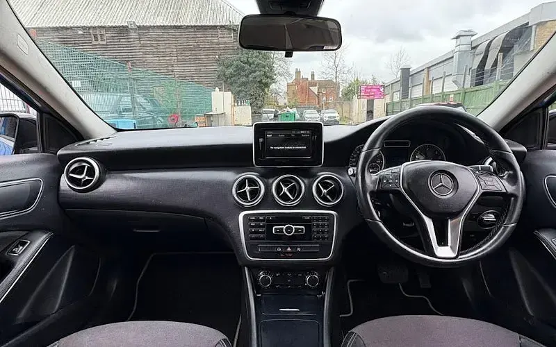 Używany Mercedes A180 SE 109 KM (80 kW) 2015 Niebieski Hatchback