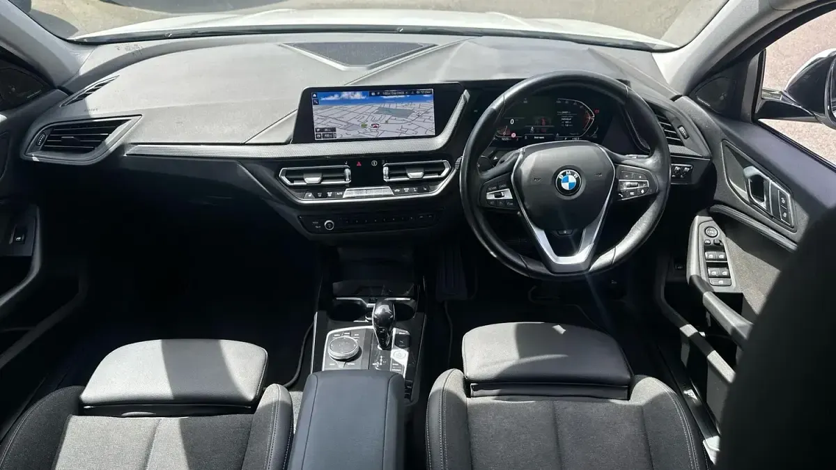 Used BMW 118 Sport Line 134 HP (98 kW) 2022 White Hatchback