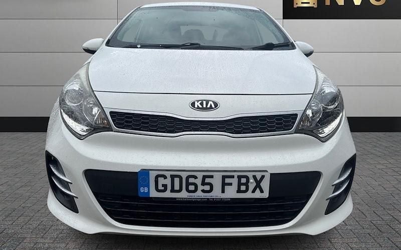 Begagnad Kia Rio 90 HK (66 kW) 2015 Vit Halvkombi