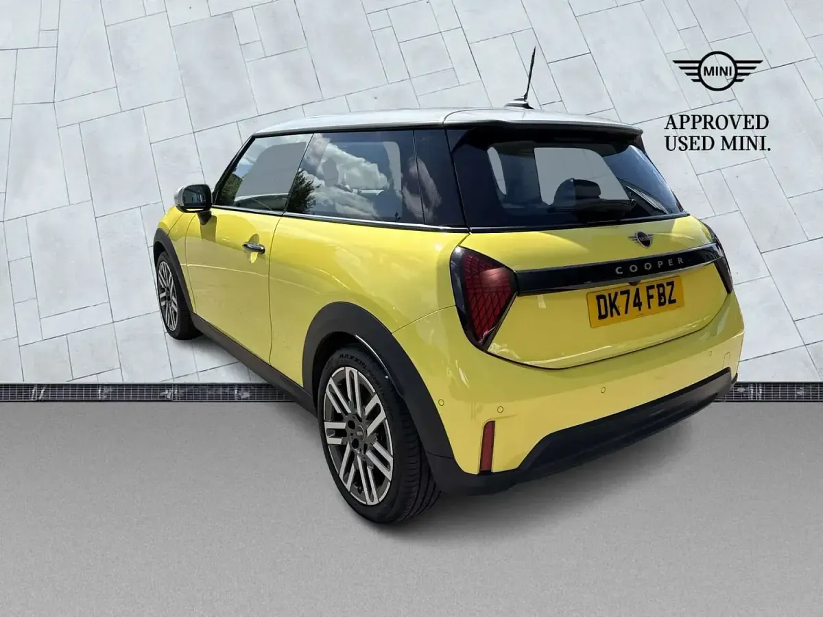 Used Mini Cooper Hatch 154 HP (113 kW) 2024 Yellow Hatchback