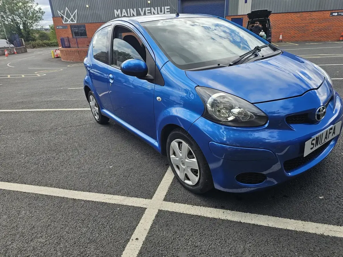 Used Toyota Aygo 68 HP (50 kW) 2011 Blue Hatchback