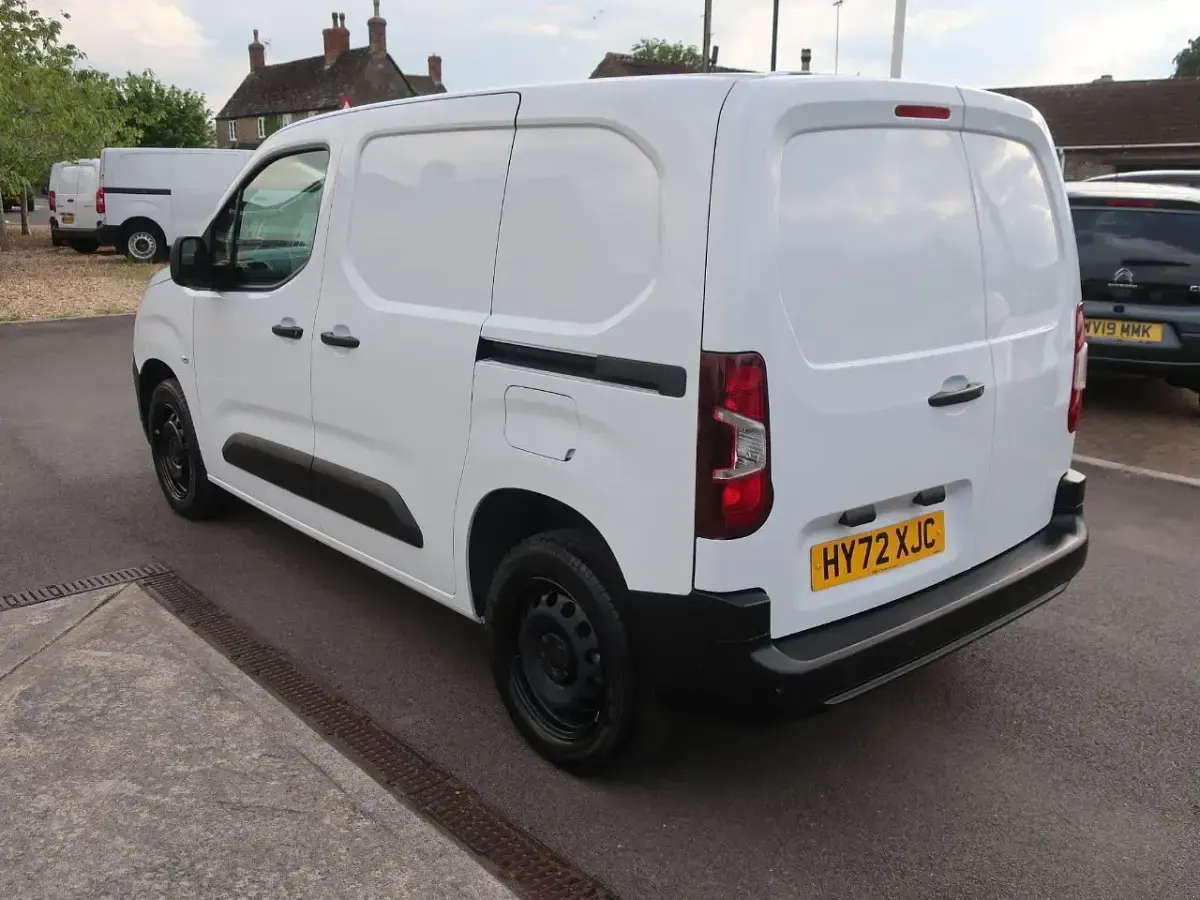 Used Citroën Berlingo 99 HP (72 kW) 2022 White MPV