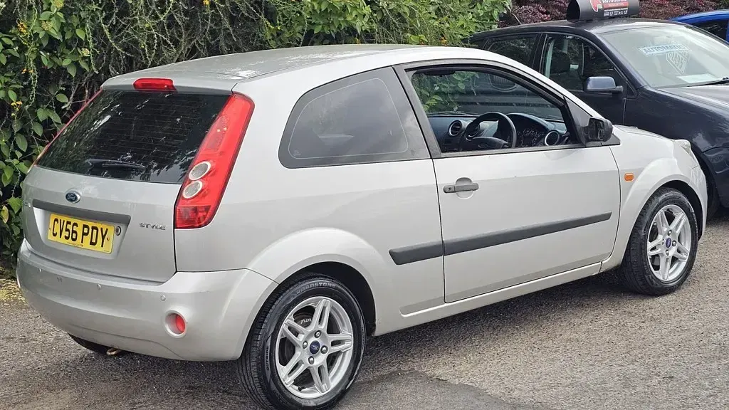Used Ford Fiesta Style 100 HP (73 kW) 2006 Silver Hatchback