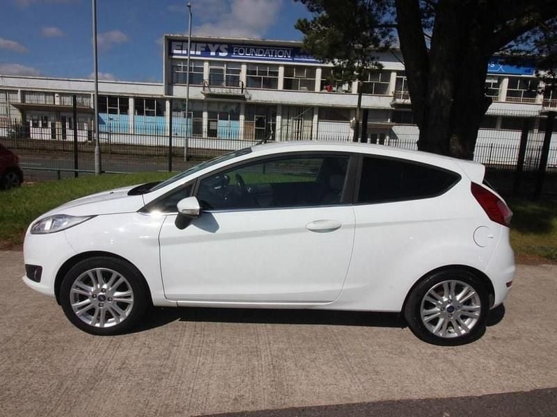 Used Ford Fiesta Zetec 82 HP (60 kW) 2014 White Hatchback