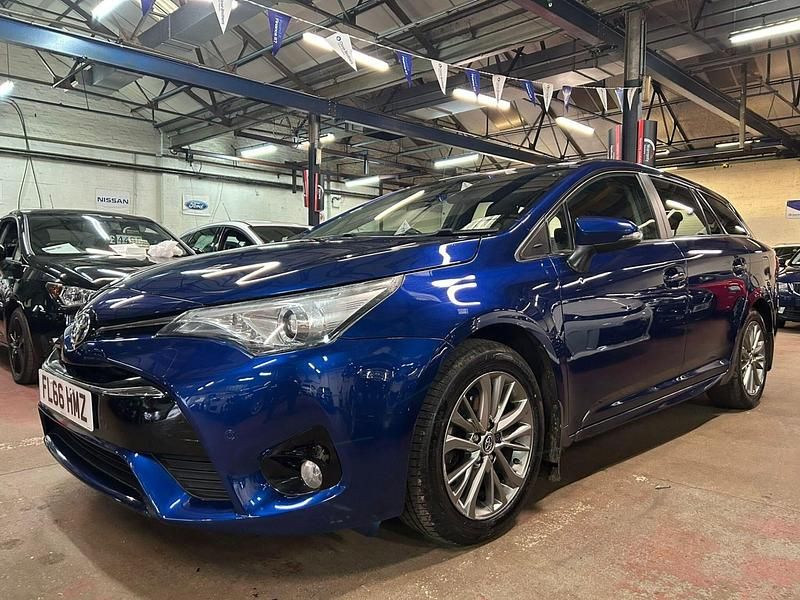 Used Toyota Avensis Business Edition 147 HP (108 kW) 2016 Blue Estate