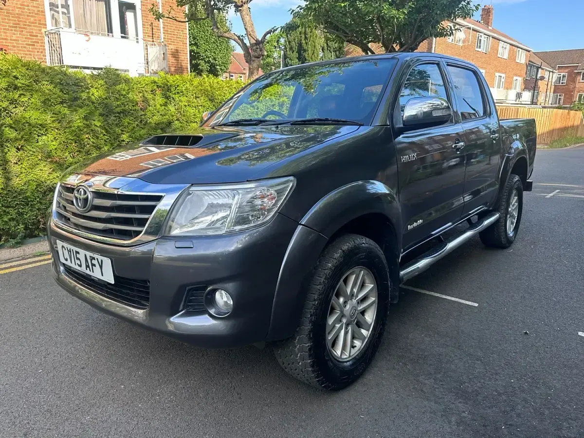 Used Toyota HiLux 171 HP (125 kW) 2015 Grey Pickup