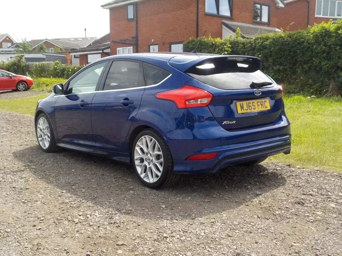 Used Ford Focus Zetec 120 HP (88 kW) 2015 Blue Hatchback